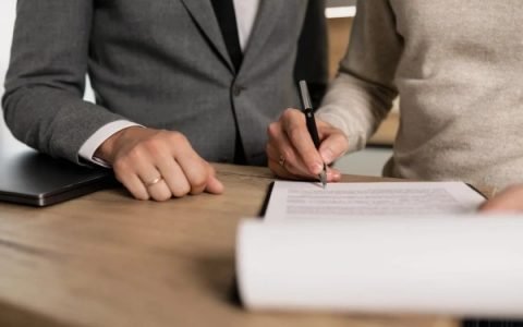 泰国代孕找律师审核合同要多少钱？值不值得请？